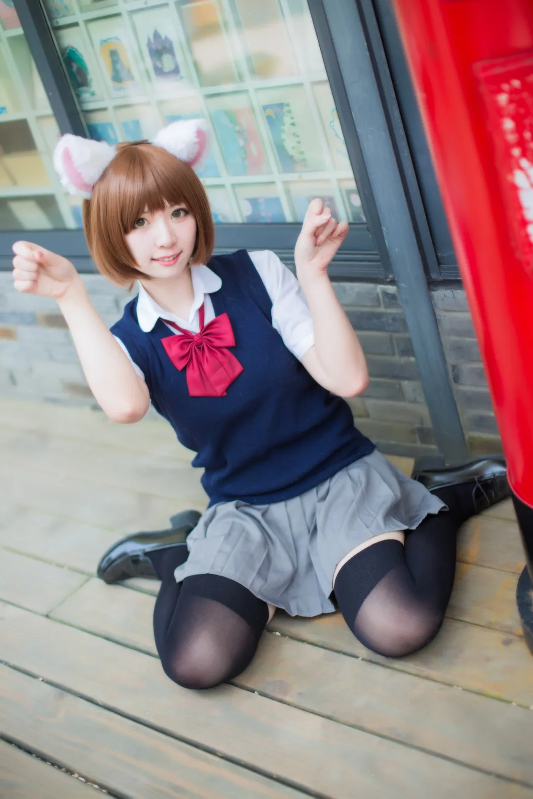 cosplay 平台线索与写真内容风格更新状态 棕色短发校园服装角色姿态照片