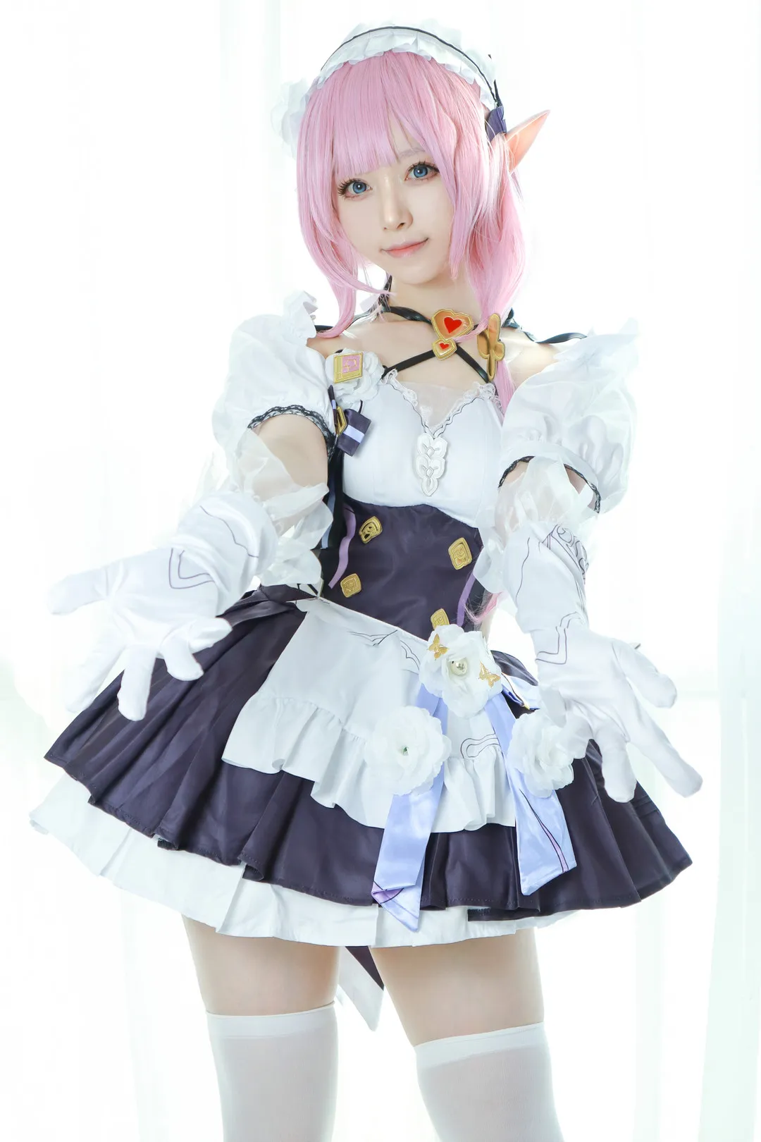 平台线索与Cosplay内容风格更新介绍 粉色短发白黑服装Cosplay照片