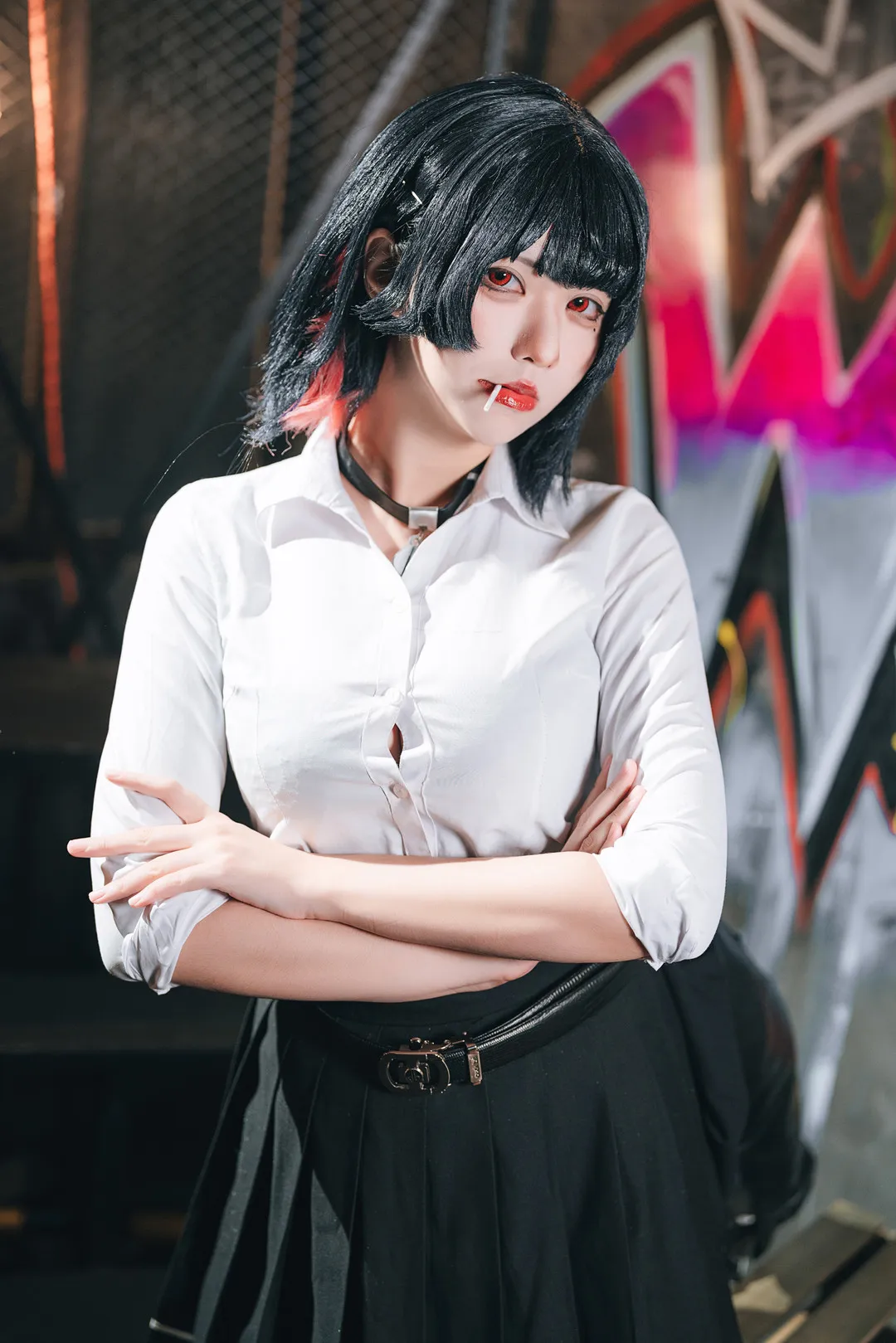 公开平台与Cosplay写真风格更新 短发刘海搭配白色上衣的站姿照片
