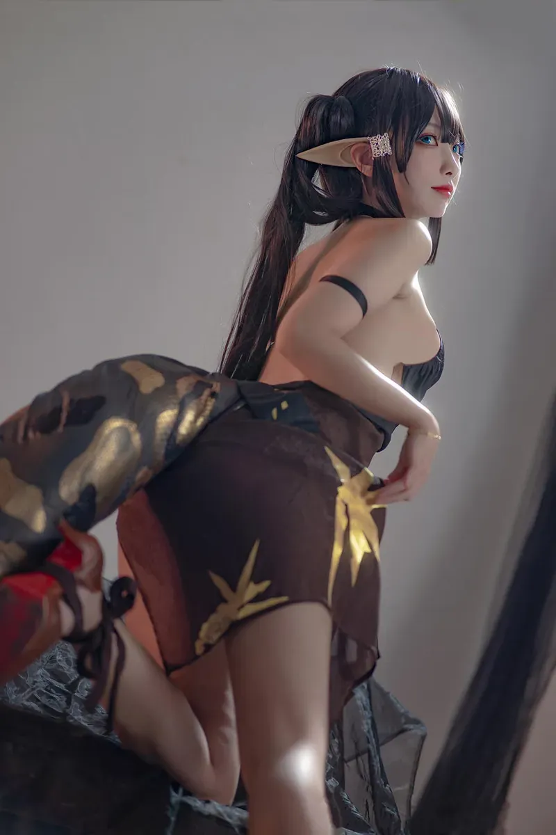 cosplay写真视觉风格与微博更新状态 黑色主题造型侧身照片