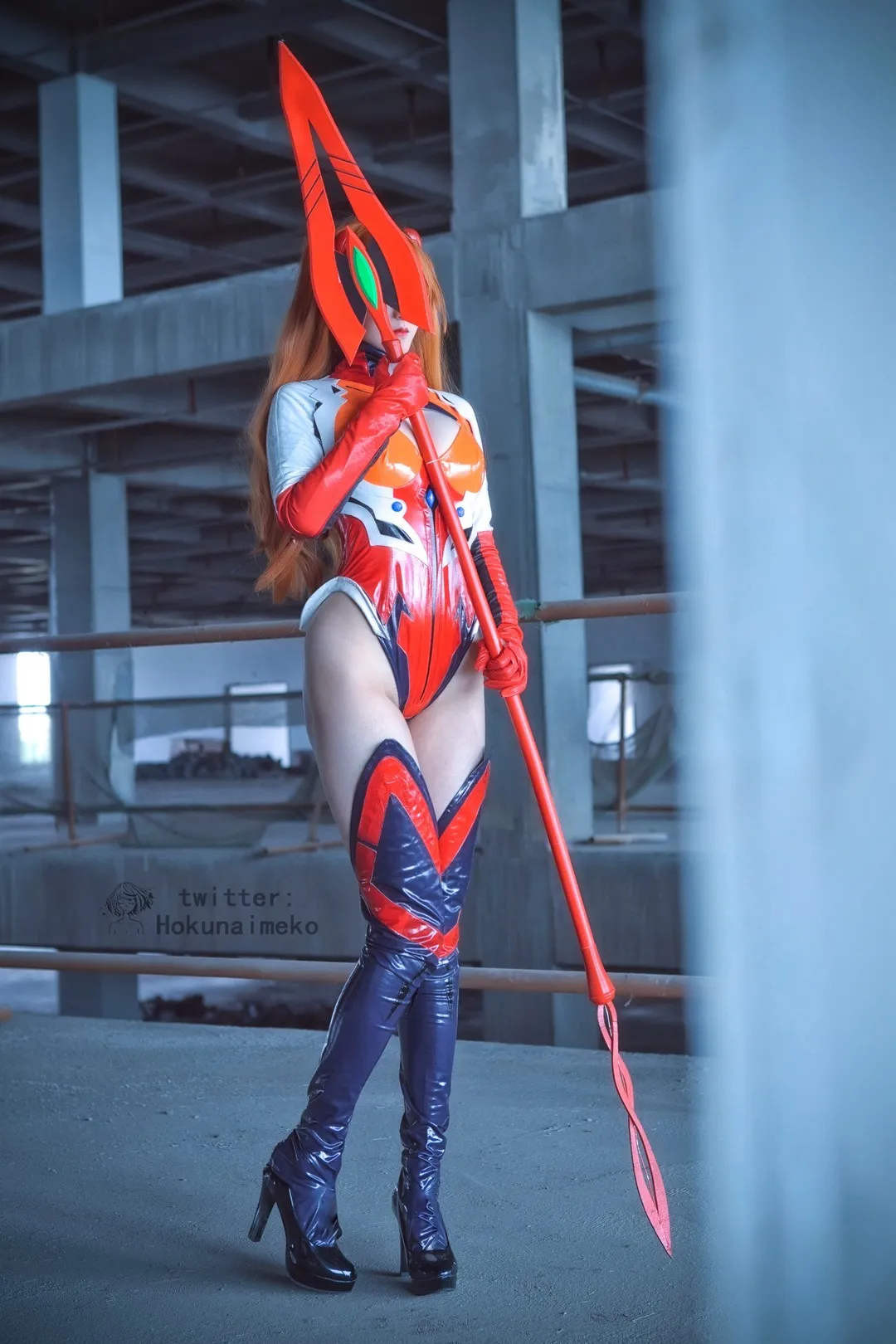 cosplay写真与社媒内容风格更新状态 红白配色Cosplay服装与长枪道具造型照片