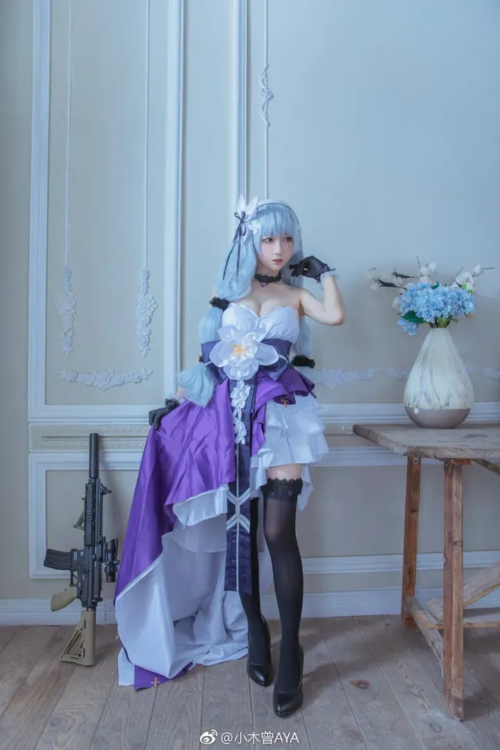 cosplay 社媒平台与写真风格更新线索 蓝白色角色服装站姿照片