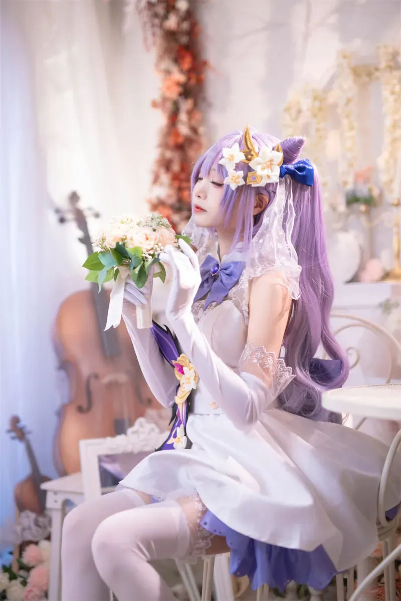 cosplay社媒平台与写真风格更新 紫色长发白色礼服坐姿写真