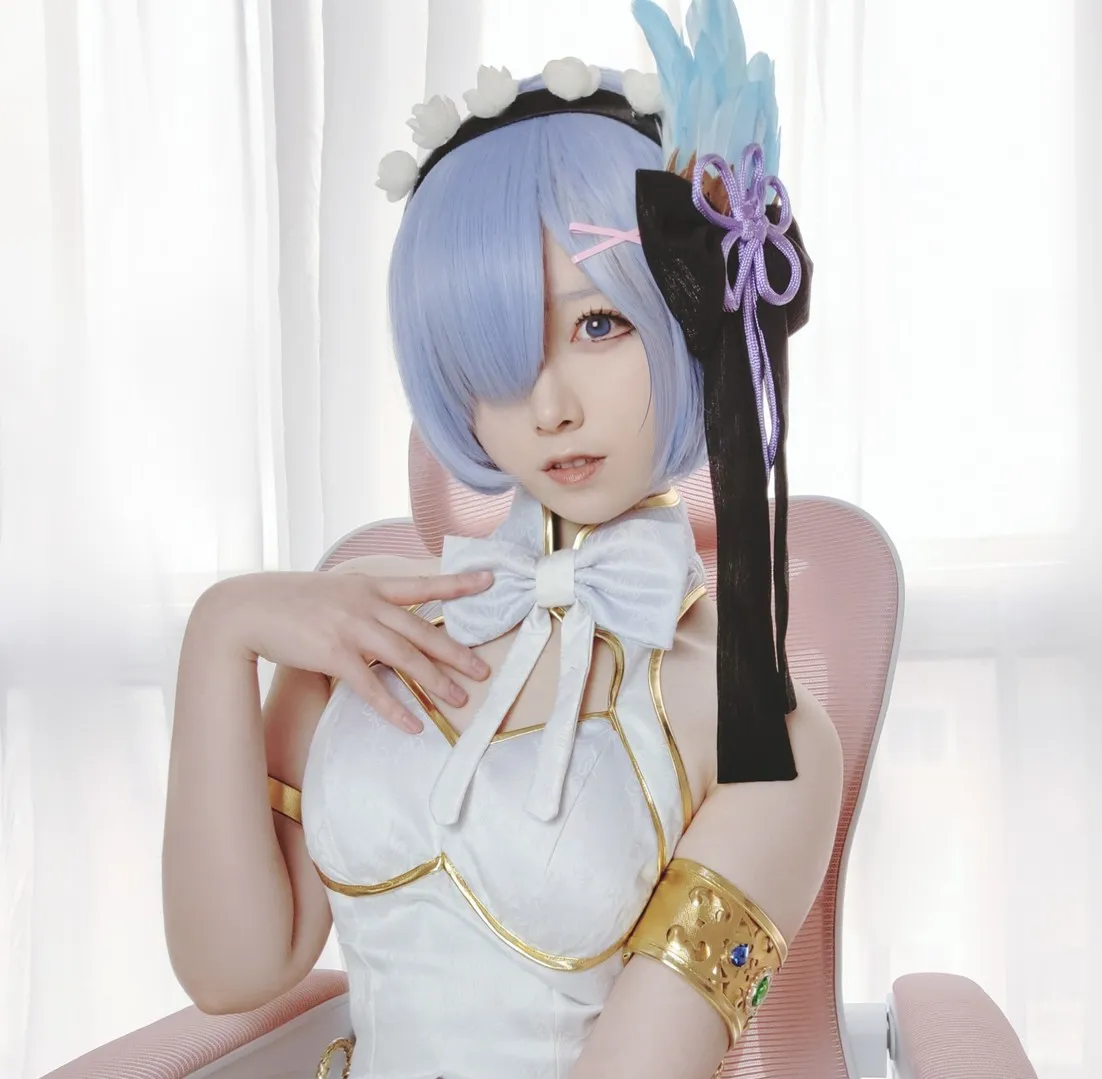 平台线索与Cosplay内容风格更新介绍 蓝发白色服装角色Cosplay照片