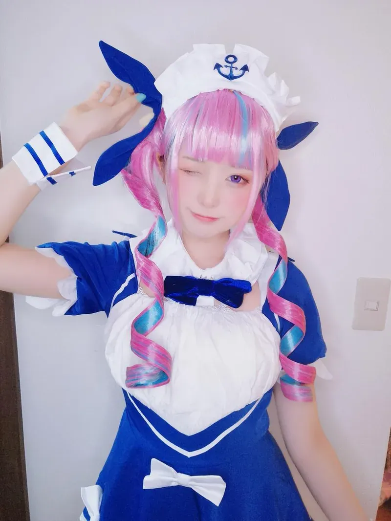 粉色发型搭配蓝白服装的Cosplay照片