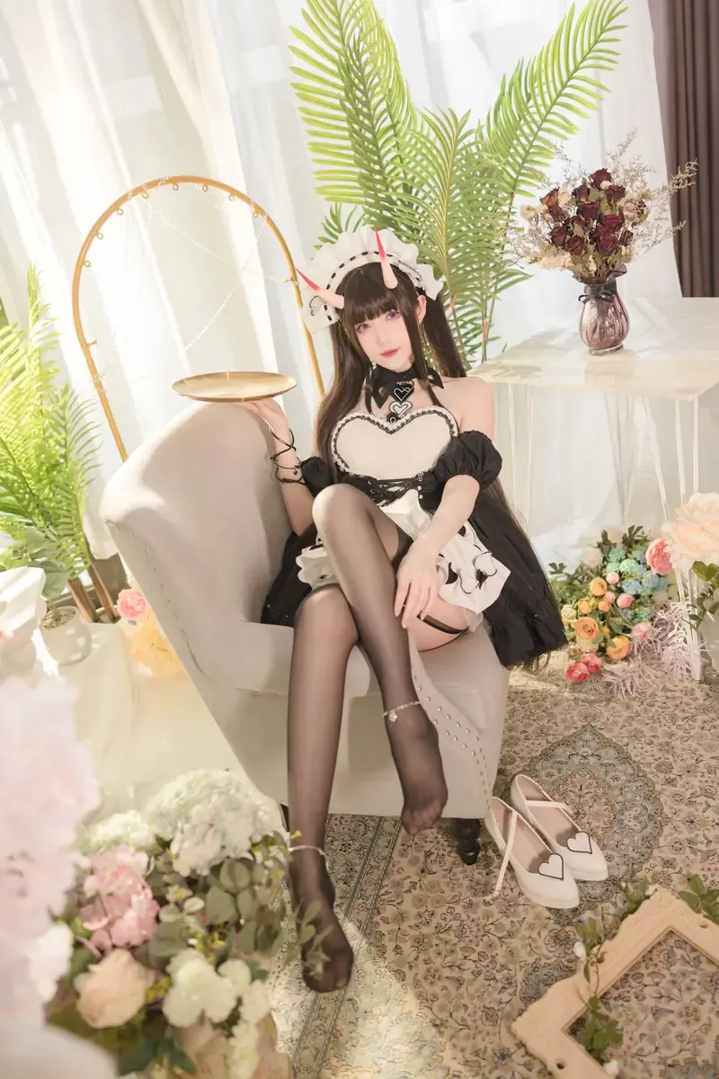 cosplay写真与社媒风格线索更新导读 黑白主题服装室内写真