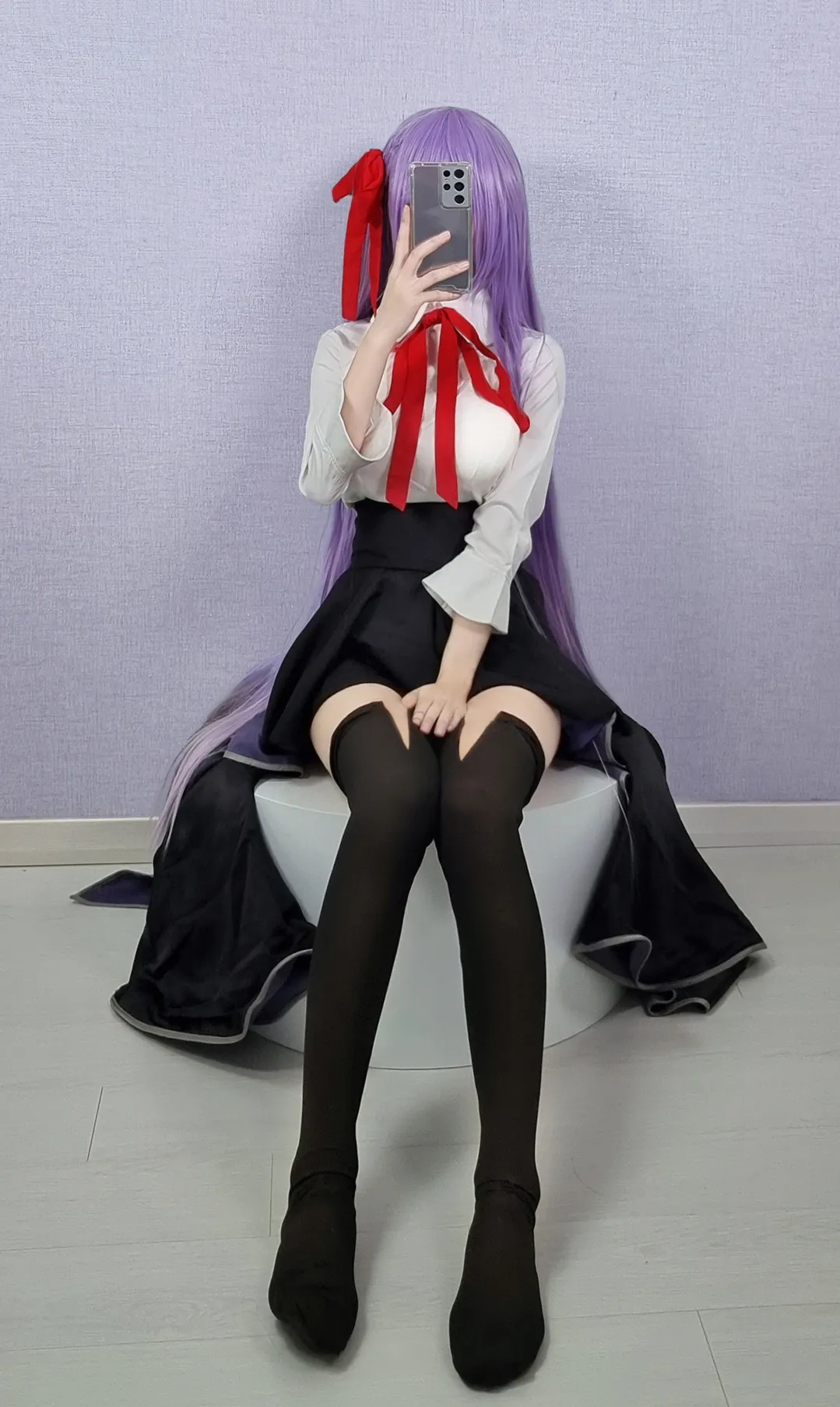 cosplay写真视觉导读与公开平台线索 紫色长发与黑白服装坐姿照片