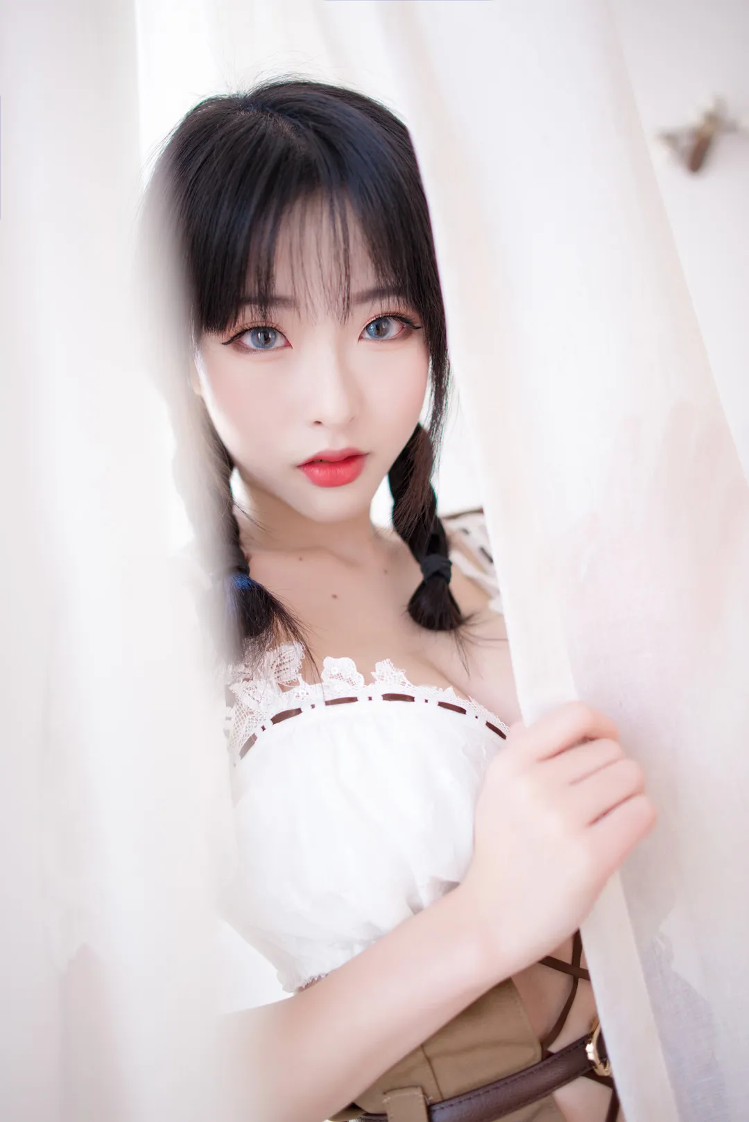 cosplay写真与社媒平台线索整理 黑色长发搭配白色服装的室内照片