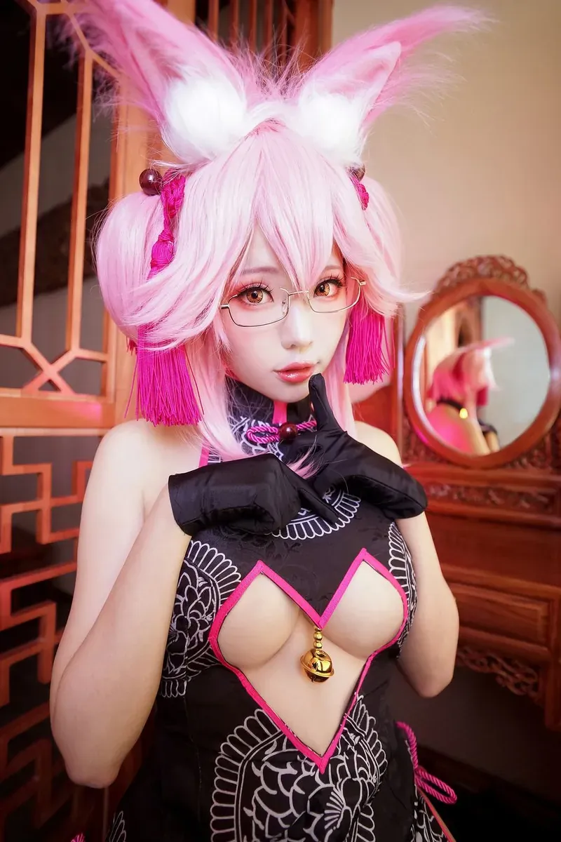 cosplay 写真视觉风格与公开平台线索更新整理 粉色假发与黑色角色服装造型