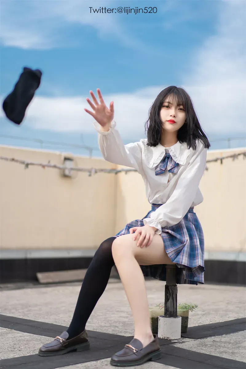 cosplay写真与社媒平台更新状态观察 制服风格天台写真照片