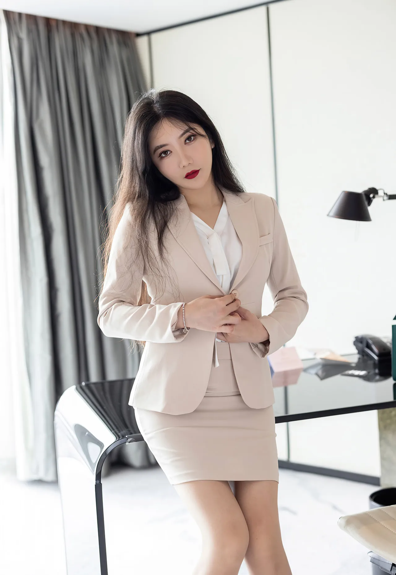 公开造型图片,浅色服装与室内空间构图
