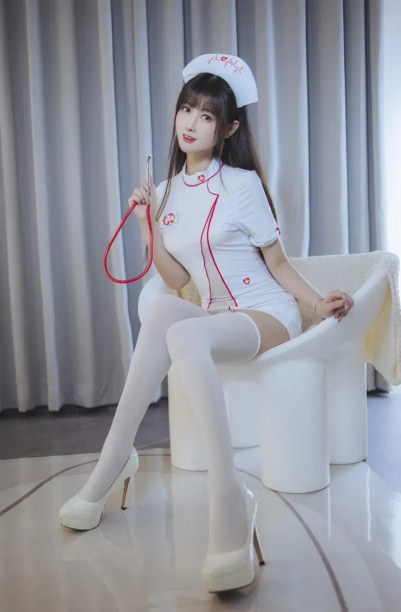 平台线索与社媒模特风格更新 护士主题服装室内坐姿照片