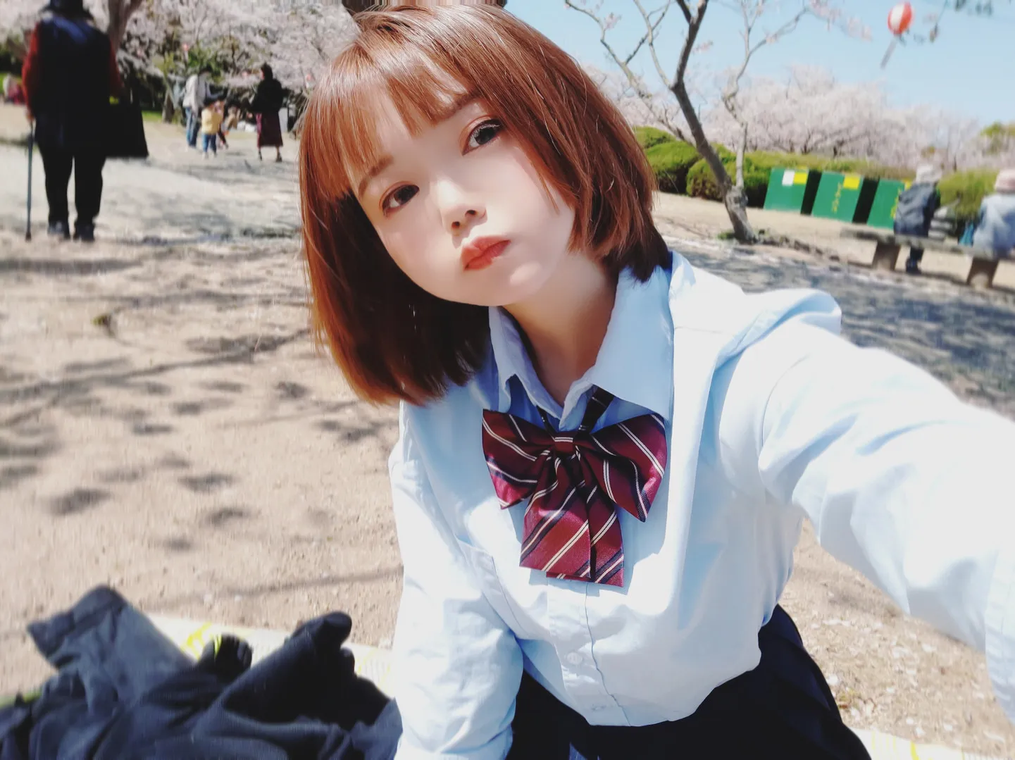 平台线索与Cosplay风格更新整理 校园制服风格自拍照片