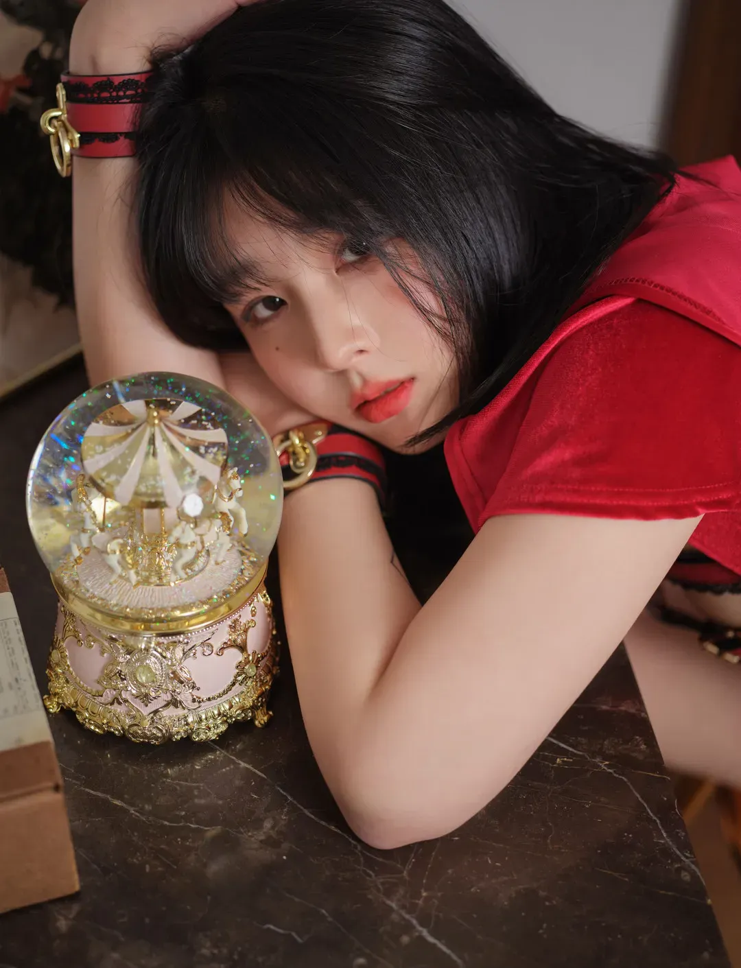 平台线索与视觉作品风格更新整理 红色服装搭配室内装饰背景的写真画面