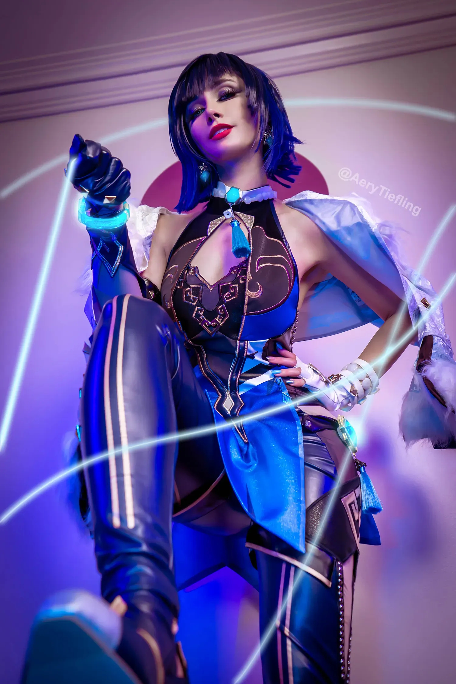 Cosplay角色写真与社媒内容风格更新导读 蓝紫色灯光下的幻想风格Cosplay造型