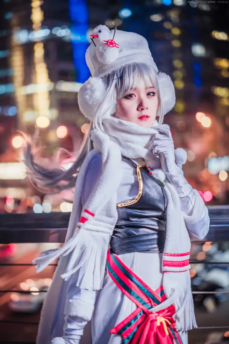 微博平台与Cosplay内容风格更新介绍 夜晚城市背景中的白色Cosplay服装造型