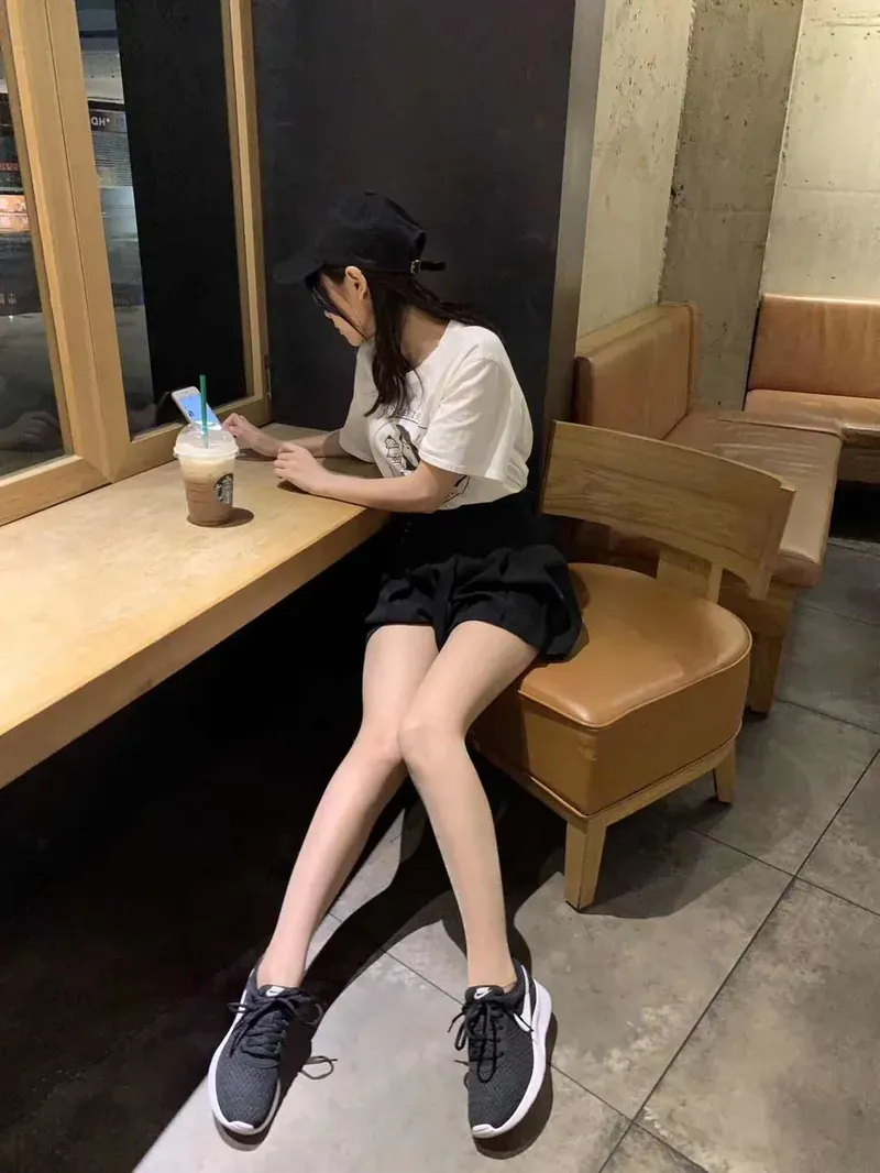 平台线索与Cosplay视觉风格更新 室内座位区域休闲服饰照片