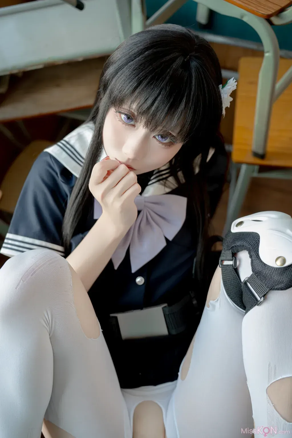 平台线索与Cosplay视觉风格更新 角色服饰近景与室内场景照片