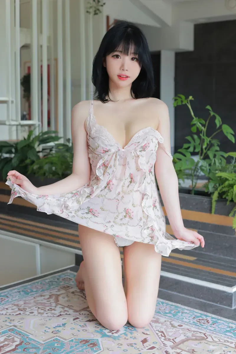 微博与COSPLAY写真风格更新整理 浅色花纹服装室内写真照片