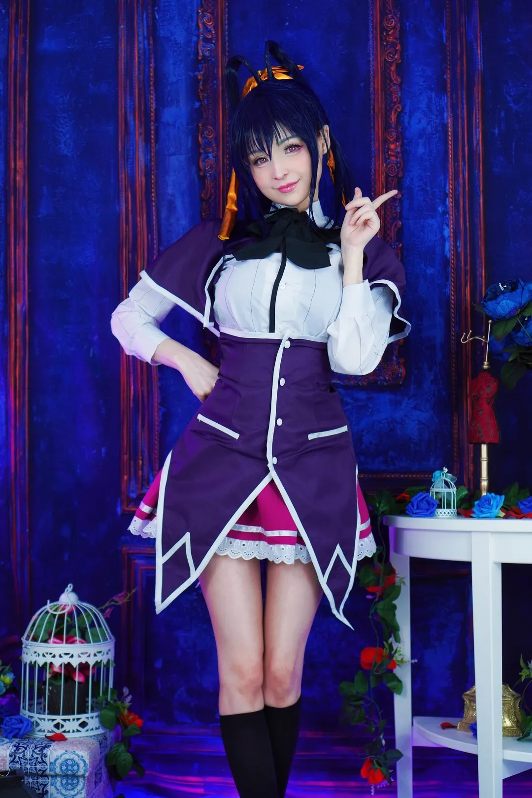 社媒平台与Cosplay内容风格更新介绍 紫白配色角色服装与蓝色背景照片