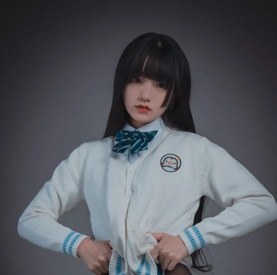 平台线索与社媒模特风格更新整理 黑发制服造型人像照片