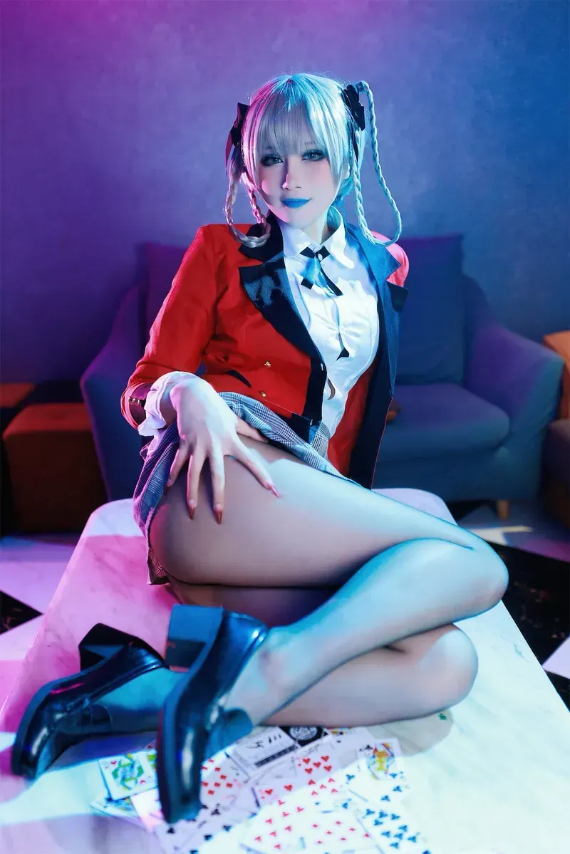 cosplay写真视觉图集导读 红色外套搭配黑白服饰的室内人像照片