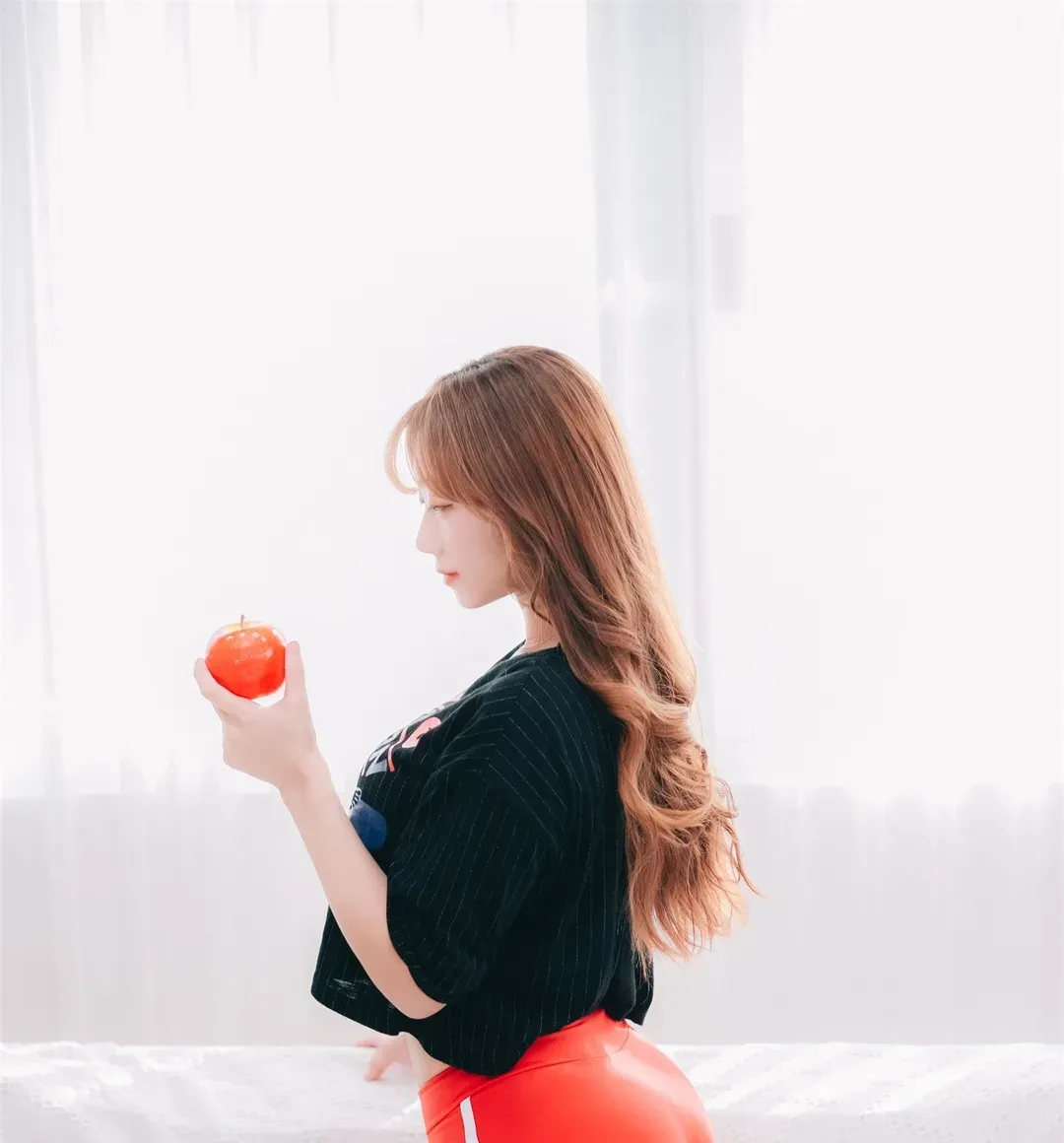 cosplay写真视觉图集导读 在明亮室内环境中的侧身人像照片