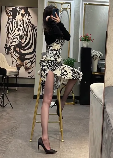 平台 黑白裙装室内照片