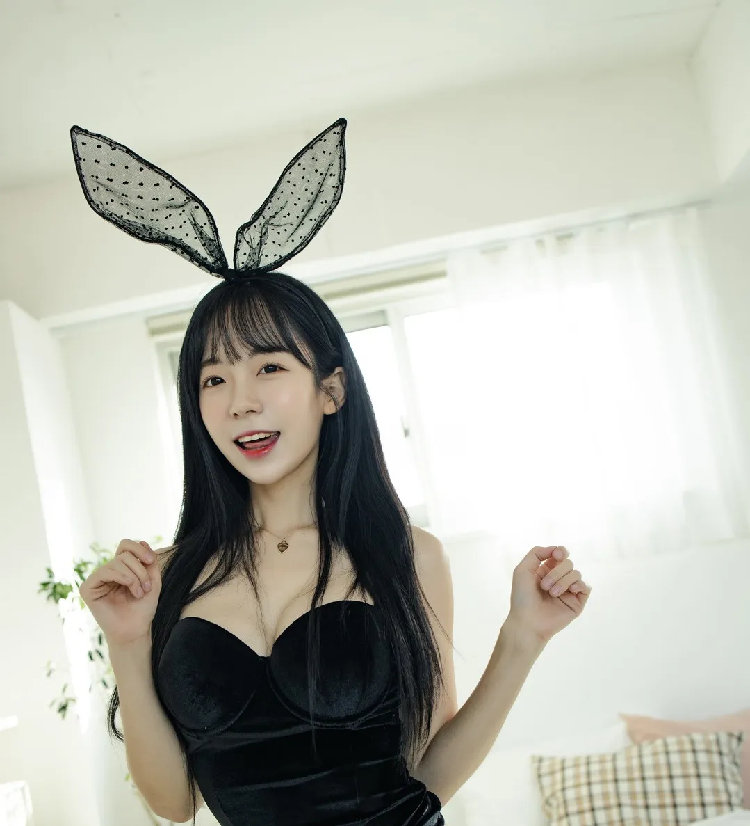 平台线索、写真风格与作品方向整理 Leeesovely()쏘블利黑色服装长发造型室内写真