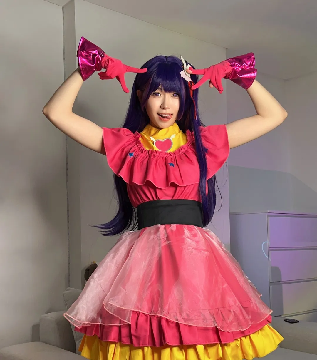 平台线索与Cosplay内容风格更新整理 紫色长发与粉色角色服装造型