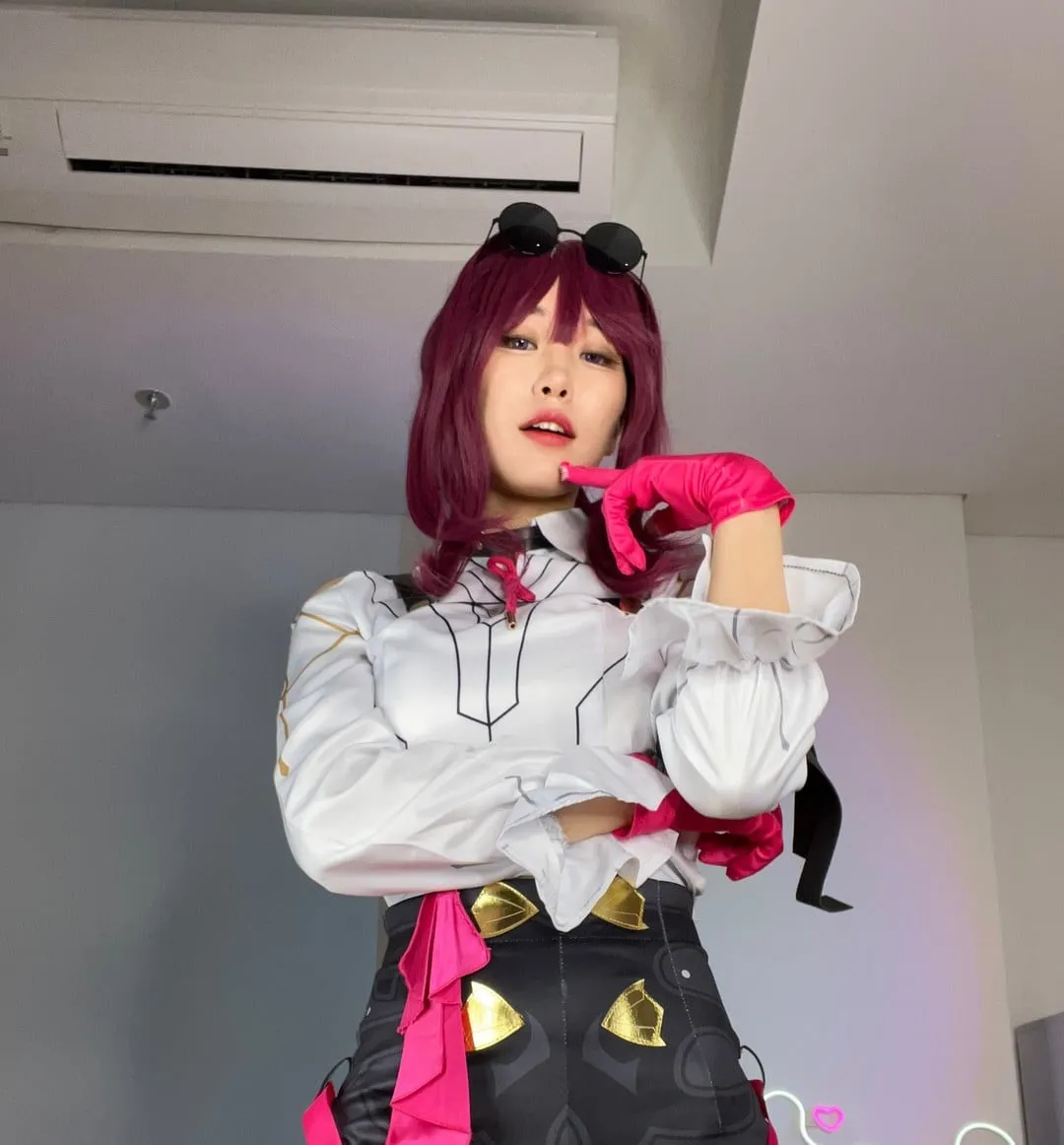 平台线索与Cosplay内容风格更新整理 红色服装与黑色长发角色造型