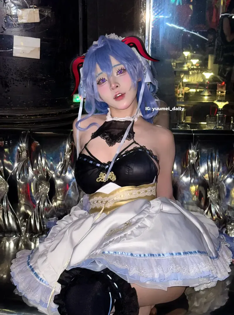 cosplay 写真视觉图集与社媒内容风格线索更新 蓝色假发搭配黑白服装的角色主题照片