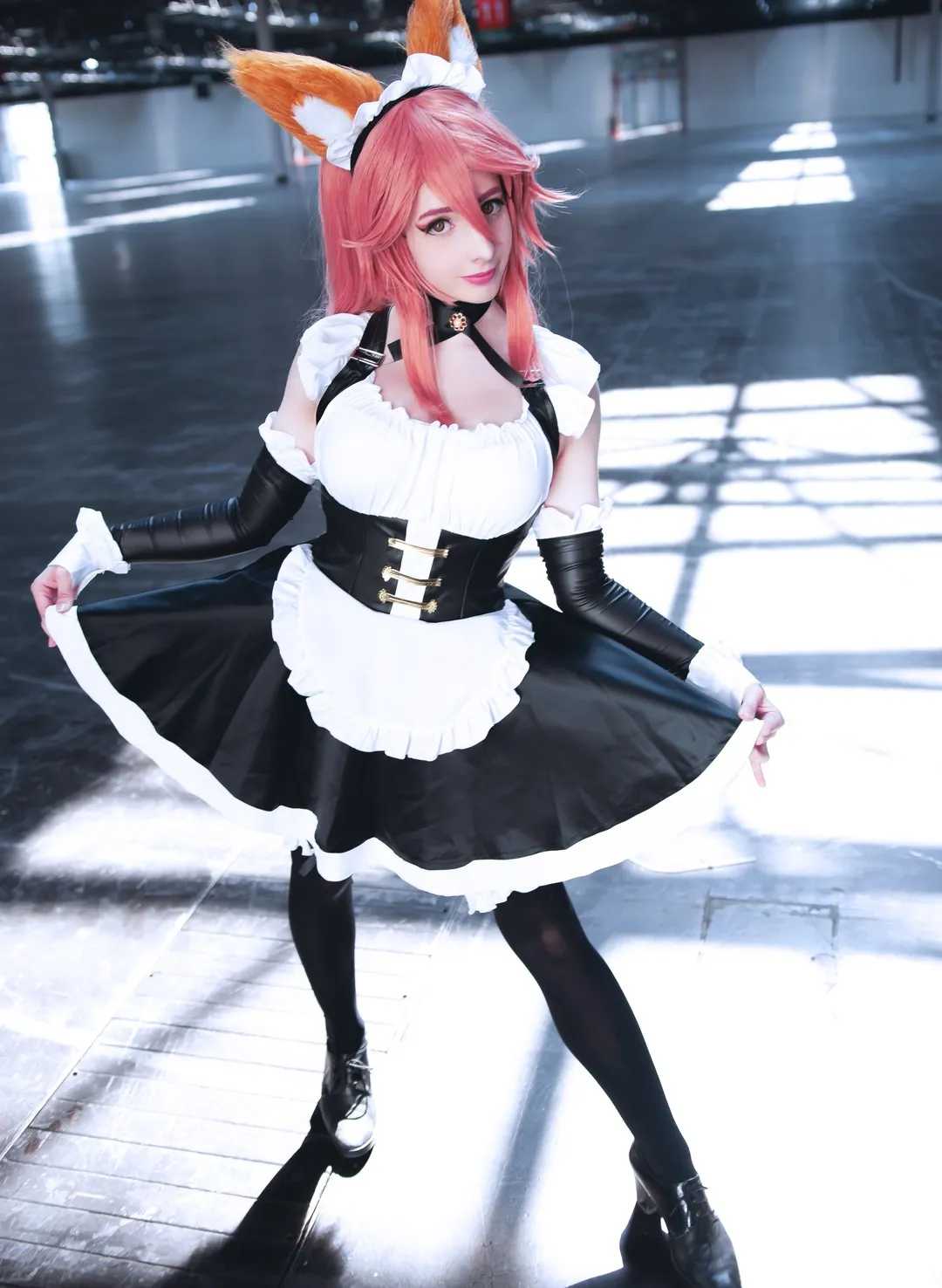 平台线索与Cosplay内容风格更新整理 粉色假发与黑白服装角色摄影照片