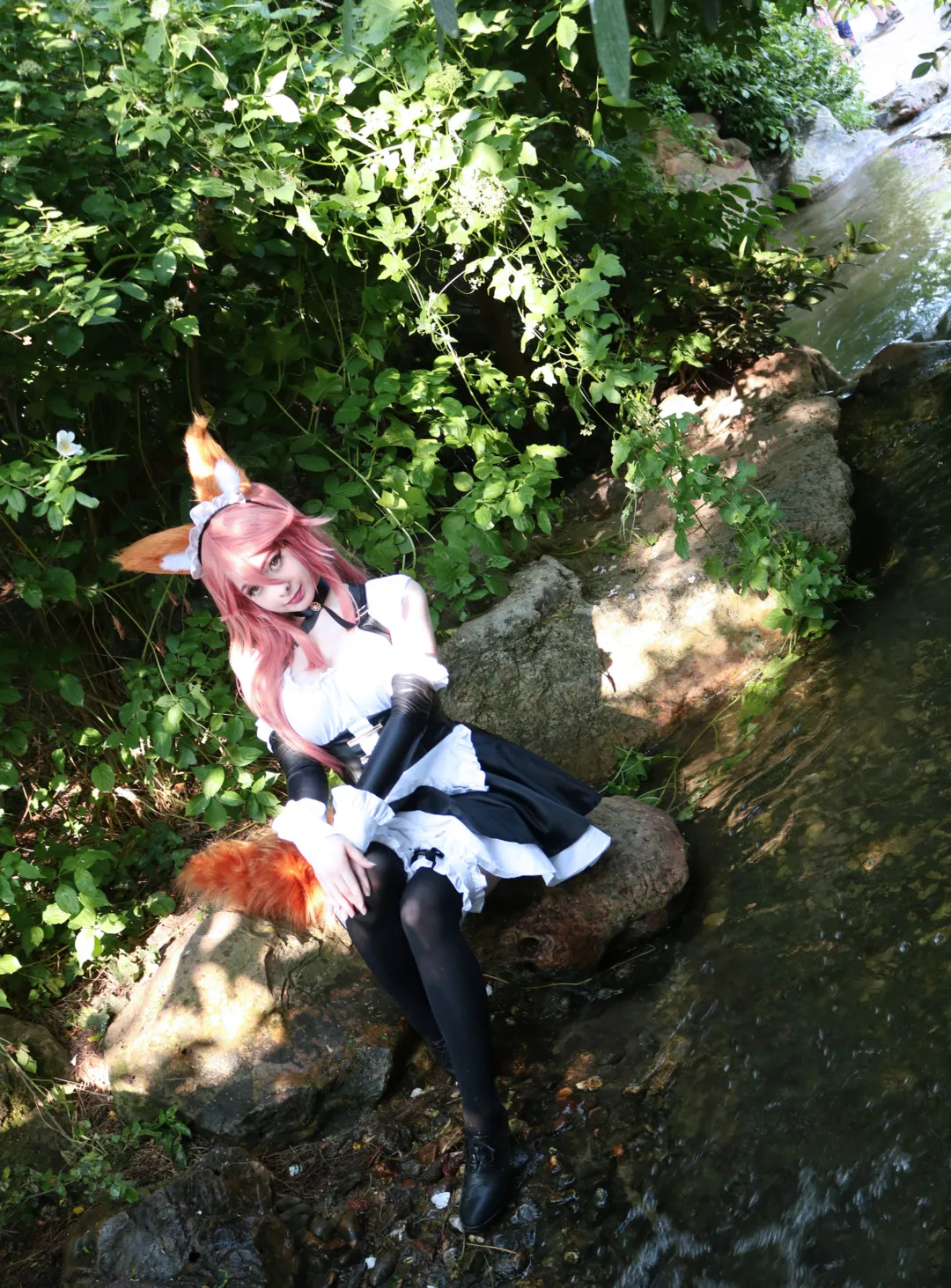 平台线索与Cosplay内容风格更新整理 森林环境中的角色服装摄影照片