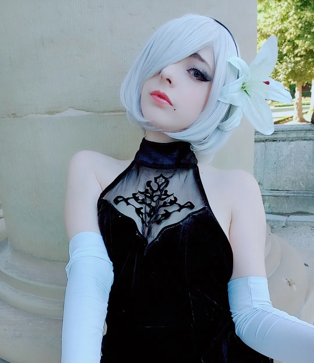 平台线索与Cosplay内容风格更新整理 白发短发造型与黑色服装角色扮演照片