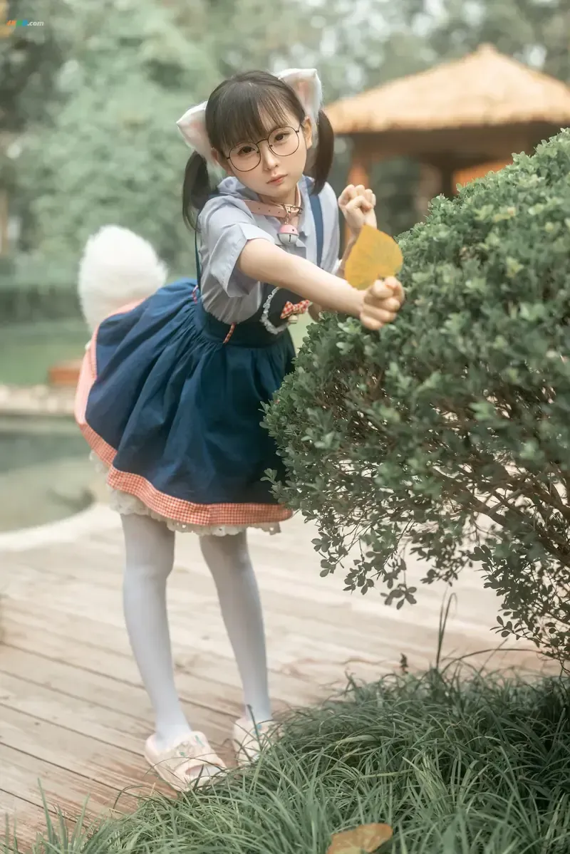 公开平台线索与Cosplay风格更新介绍 户外环境中双马尾造型的角色摄影照片