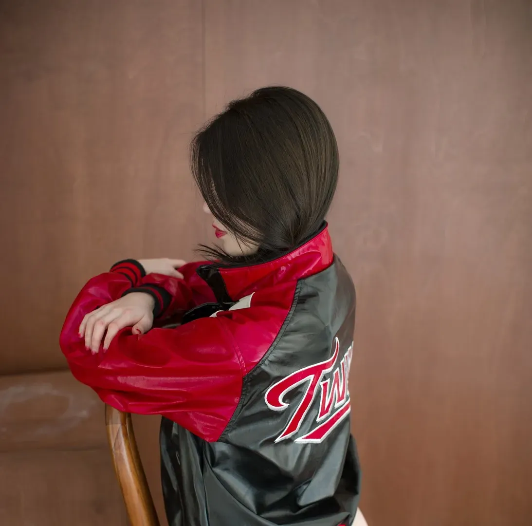 （）平台线索与作品风格 （）室内照片与服装色彩展示