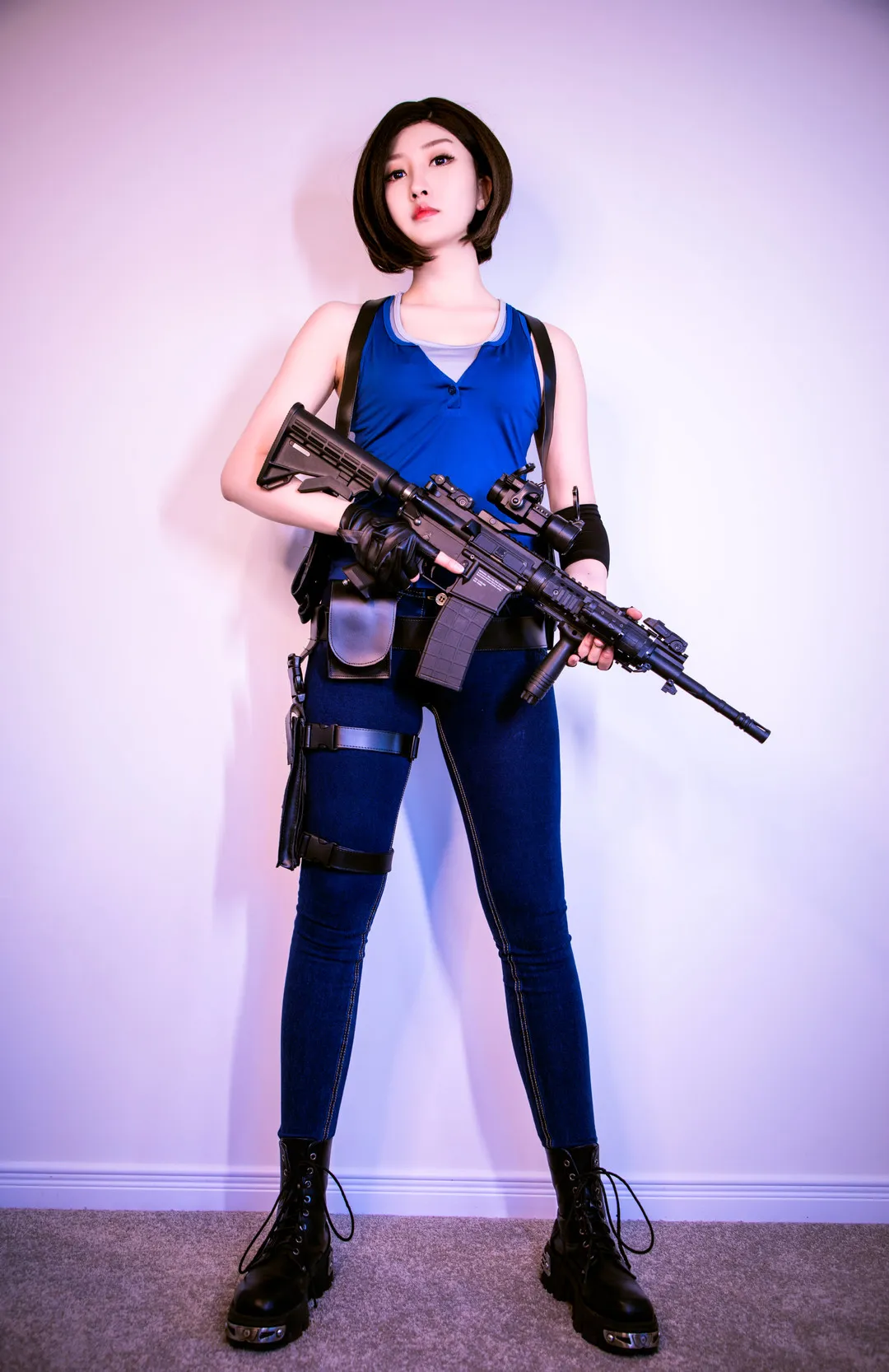 小暖JESS 社媒平台与Cosplay内容风格更新线索 红黑配色服装镜面自拍图