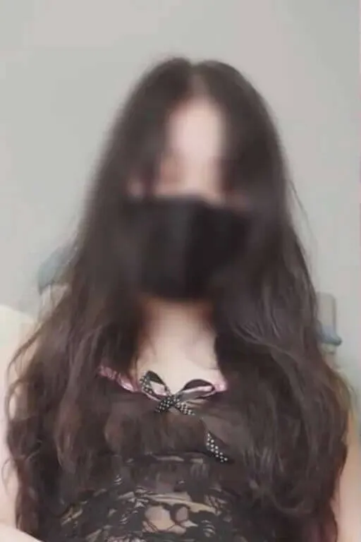 平台线索与内容风格更新 长发造型与深色服饰照片