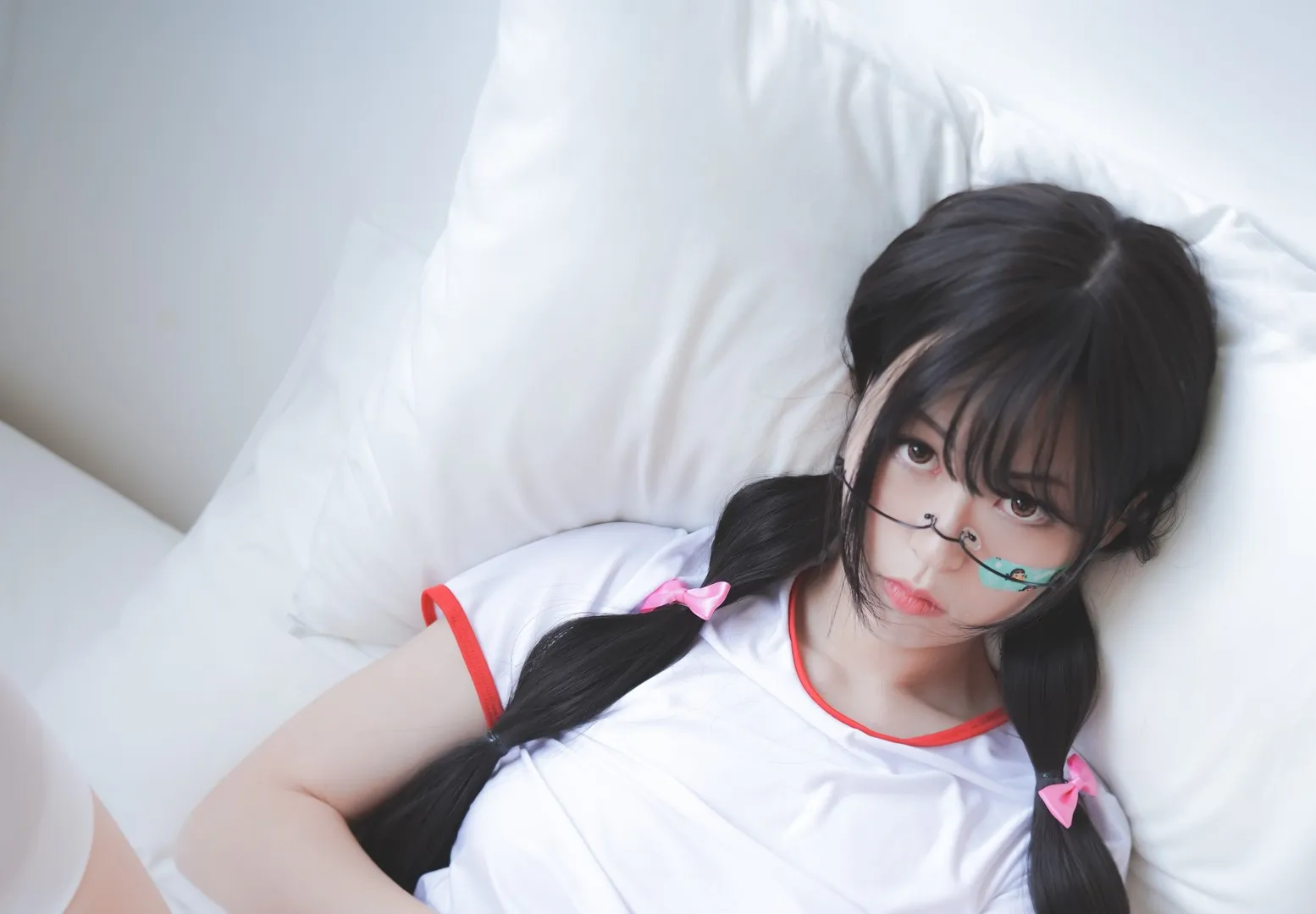 社媒平台线索与Cosplay视觉风格更新整理 白色背景环境中的双马尾造型照片