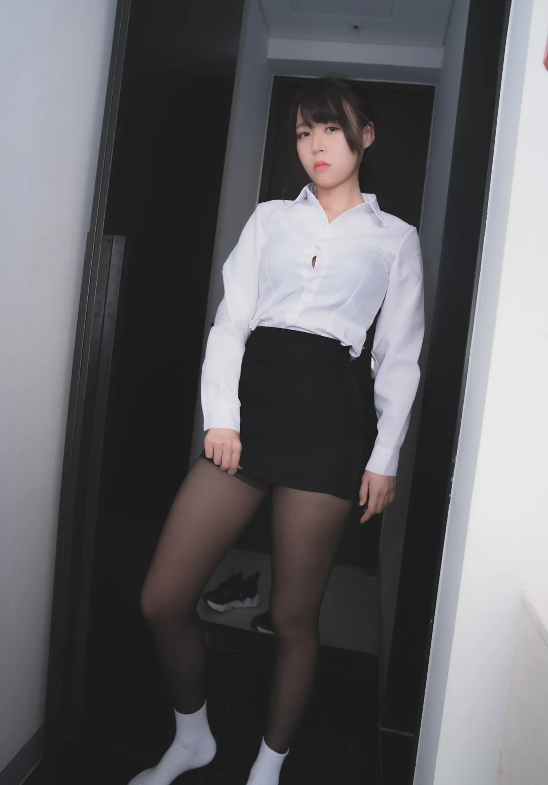 社媒平台线索与Cosplay视觉风格更新整理 门口空间中的白衬衫黑色裙装造型