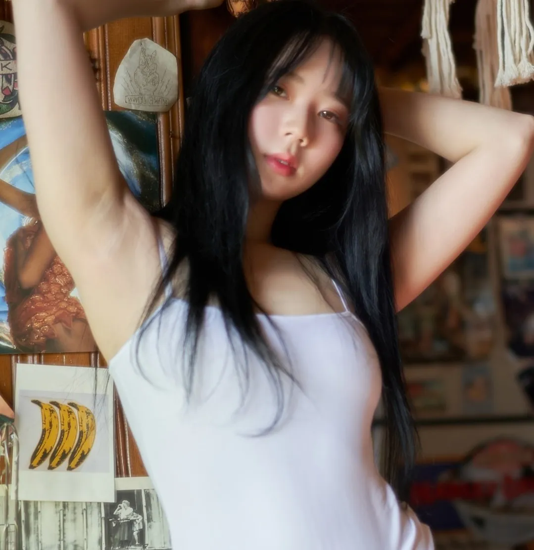 平台线索与写真视觉风格更新整理 室内环境中的白色服装近景照片