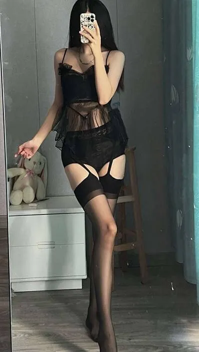 公开平台与社媒写真风格更新整理 深色系室内造型照片
