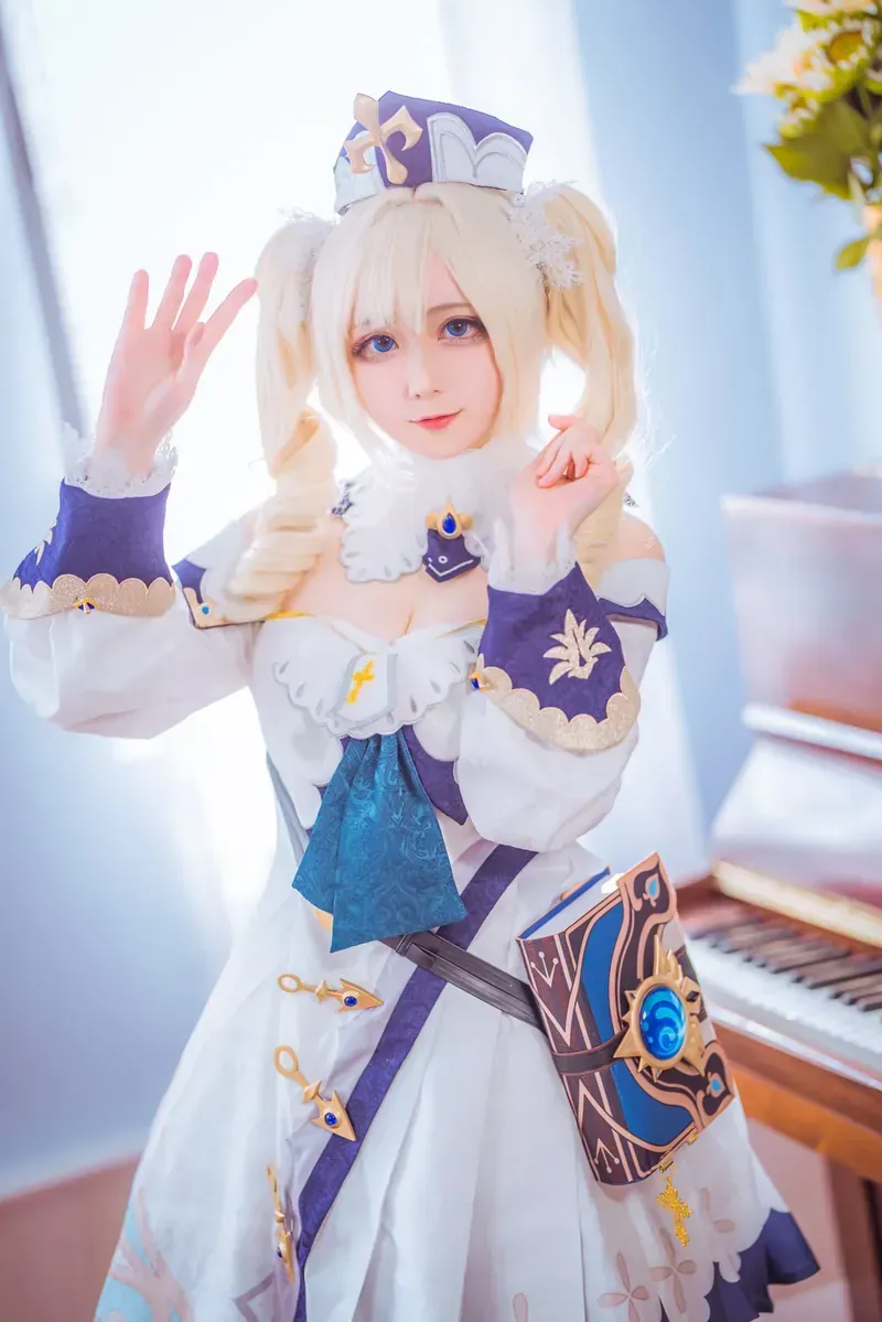 平台 白色紫色Cosplay服装正面造型照片