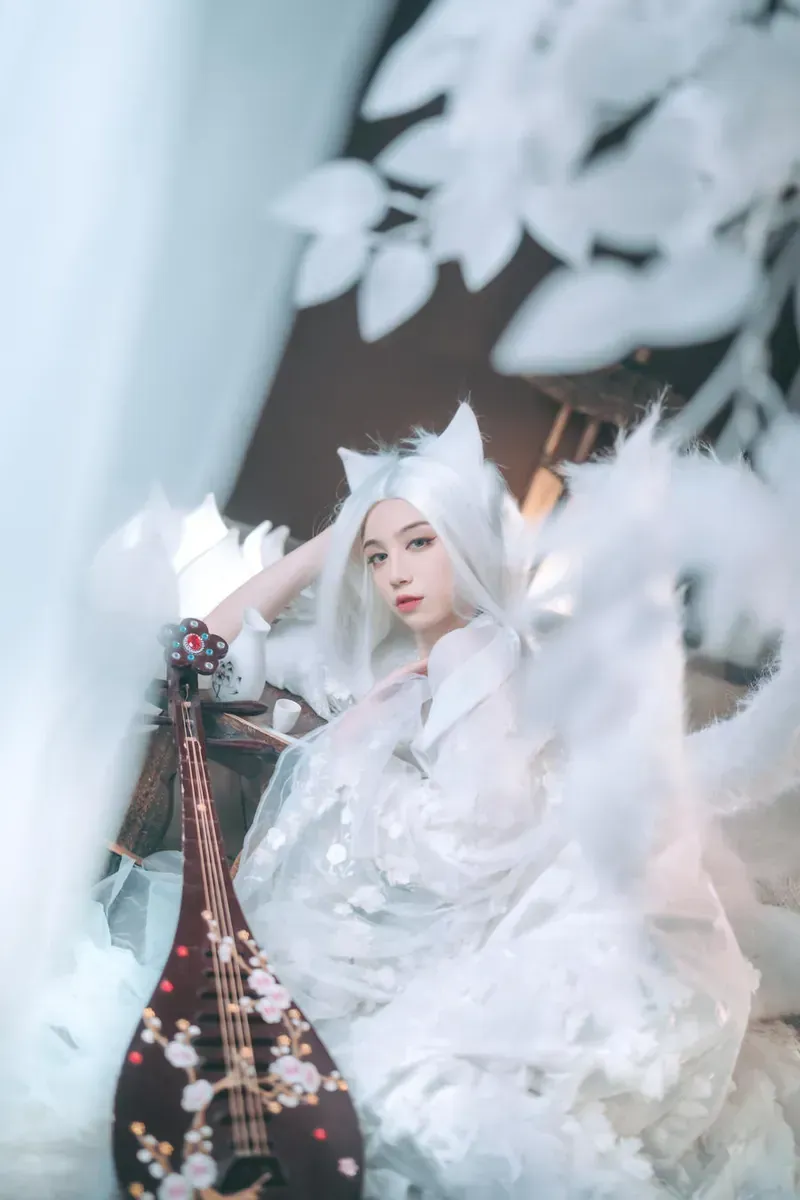 cosplay写真与公开社媒内容风格更新介绍 白色服装与长发造型写真
