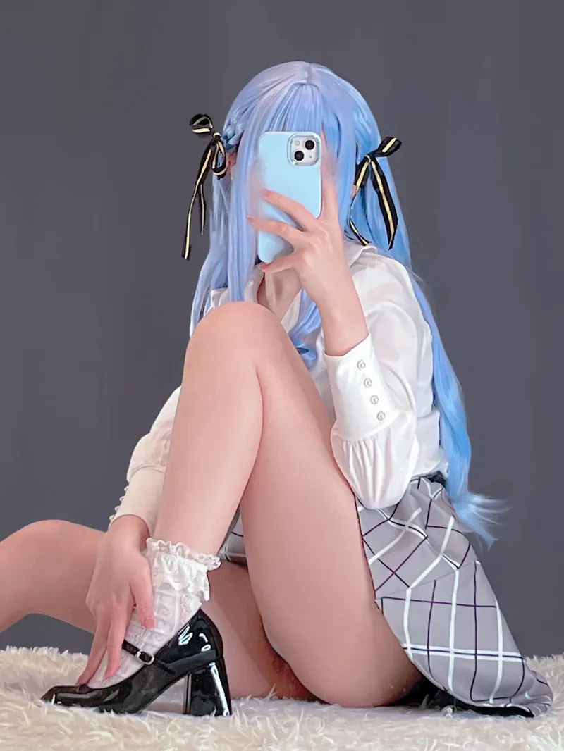 平台线索与Cosplay写真风格更新 蓝色长发搭配白色服装的坐姿Cosplay照片