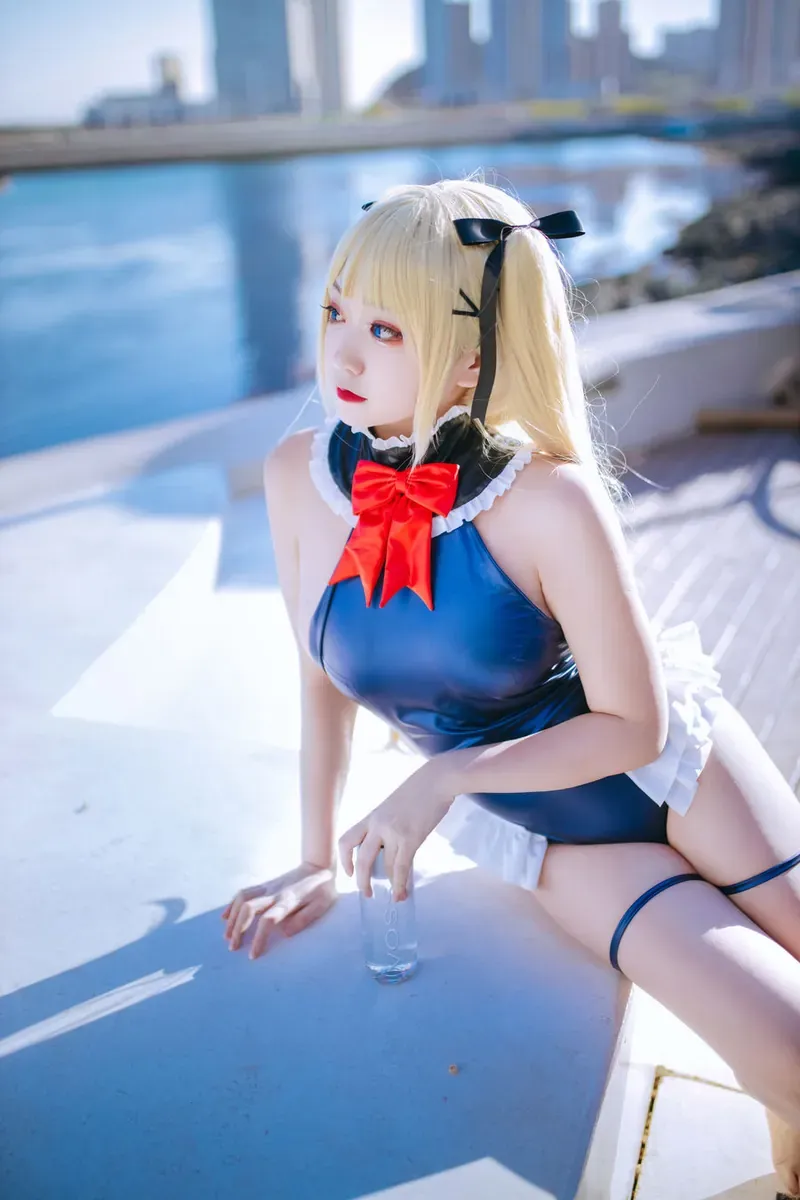 Cosplay与社媒风格介绍 金色假发搭配角色服装的户外照片