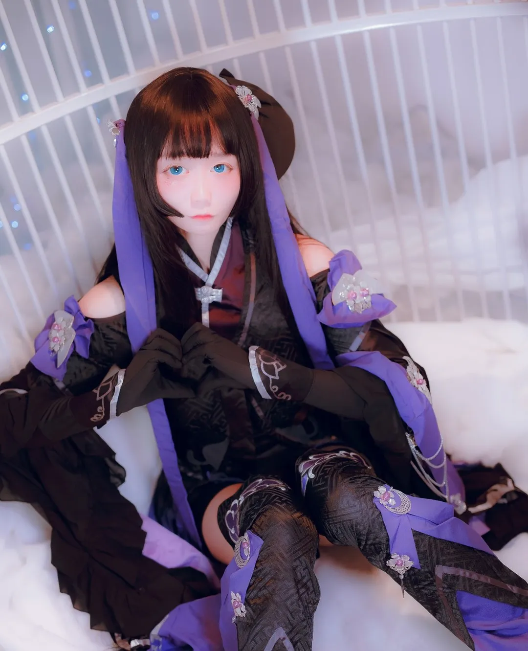 社媒模特与cosplay风格更新状态 黑紫色服装搭配长发造型的人像照片