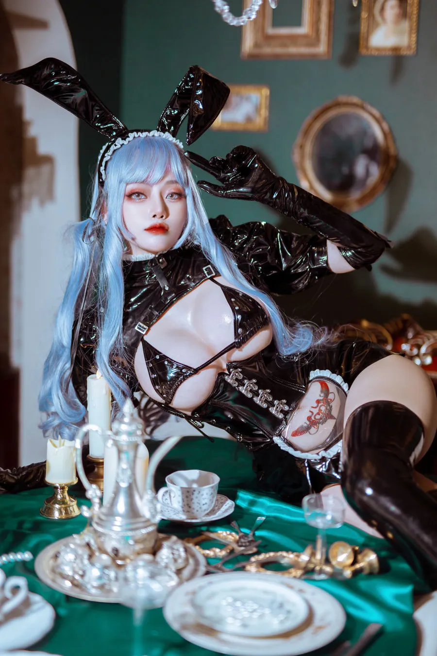 Cosplay写真与社媒视觉风格更新整理 蓝色假发搭配黑色角色服装的Cosplay照片