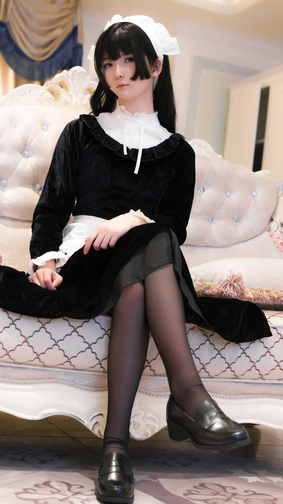 平台 黑白女仆服装坐姿照片